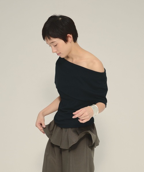 eL(エル)の「【eL】Wrap Off Shoulder Pullover/576988(Tシャツ/カットソー・レディース・グレー/オフホワイト/ブラック・FREE)」の12枚目の写真