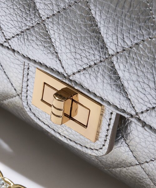 La boutique BonBon（ラブティックボンボン）の「【オウレンティ】キルティングチェーンバッグ（ハンドバッグ・レディース・シルバー・FREE）」の9枚目の写真