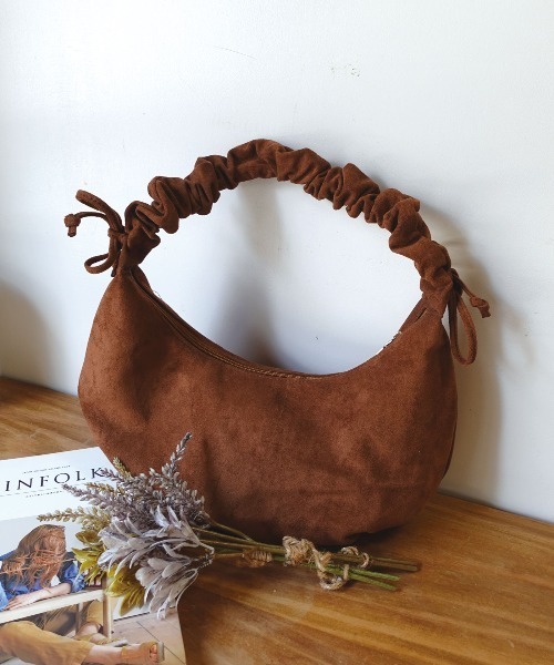 CORNERS（コーナーズ）の「フェイクスエードショルダーバッグ（ショルダーバッグ・レディース・ベージュ/ブラウン・FREE）」の2枚目の写真