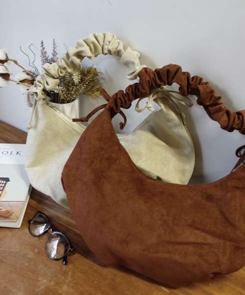 CORNERS（コーナーズ）の「フェイクスエードショルダーバッグ（ショルダーバッグ・レディース・ベージュ/ブラウン・FREE）」の7枚目の写真