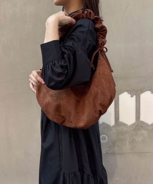 CORNERS（コーナーズ）の「フェイクスエードショルダーバッグ（ショルダーバッグ・レディース・ベージュ/ブラウン・FREE）」の8枚目の写真