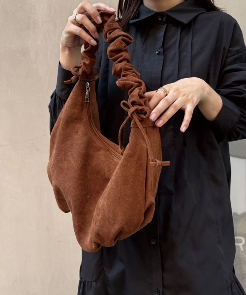 CORNERS（コーナーズ）の「フェイクスエードショルダーバッグ（ショルダーバッグ・レディース・ベージュ/ブラウン・FREE）」の10枚目の写真