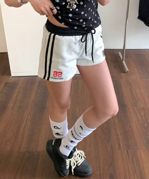 MEMECLE(メメクル)の「【 MEMECLE / メメクル 】レイヤードスウェット ラインショートパンツ(スウェットパンツ・レディース・ブラック/レッド/グレー・MEDIUM/SMALL/LARGE)」の1枚目の写真