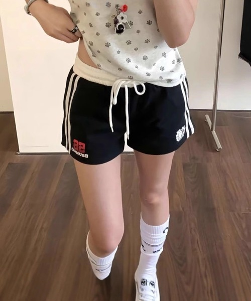 MEMECLE(メメクル)の「【 MEMECLE / メメクル 】レイヤードスウェット ラインショートパンツ(スウェットパンツ・レディース・ブラック/レッド/グレー・MEDIUM/SMALL/LARGE)」の5枚目の写真