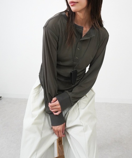 gossara(ゴサラ)の「【シンプル派におすすめ】前後2WAYヘンリーロンT(Tシャツ/カットソー・レディース・チャコール/ブラウン/オフホワイト/ブラック・FREE)」の3枚目の写真