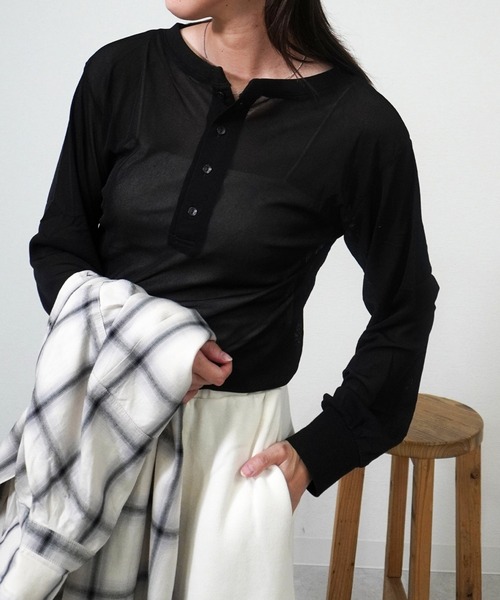 gossara(ゴサラ)の「【シンプル派におすすめ】前後2WAYヘンリーロンT(Tシャツ/カットソー・レディース・チャコール/ブラウン/オフホワイト/ブラック・FREE)」の2枚目の写真