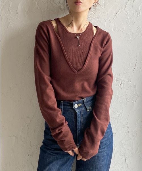 She's Closet(シーズクローゼット)の「タンクトップレイヤード風深Vネック長袖ニットトップス(ニット/セーター・レディース・ブラウン/チャコールグレー/アイボリー/ブラック・FREE)」の1枚目の写真