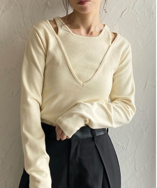 She's Closet(シーズクローゼット)の「タンクトップレイヤード風深Vネック長袖ニットトップス(ニット/セーター・レディース・ブラウン/チャコールグレー/アイボリー/ブラック・FREE)」の2枚目の写真