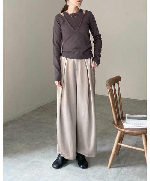 She's Closet(シーズクローゼット)の「タンクトップレイヤード風深Vネック長袖ニットトップス(ニット/セーター・レディース・ブラウン/チャコールグレー/アイボリー/ブラック・FREE)」の5枚目の写真