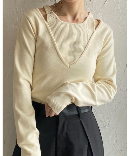 She's Closet(シーズクローゼット)の「タンクトップレイヤード風深Vネック長袖ニットトップス(ニット/セーター・レディース・ブラウン/チャコールグレー/アイボリー/ブラック・FREE)」の8枚目の写真