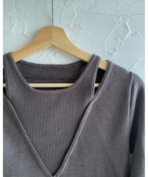 She's Closet(シーズクローゼット)の「タンクトップレイヤード風深Vネック長袖ニットトップス(ニット/セーター・レディース・ブラウン/チャコールグレー/アイボリー/ブラック・FREE)」の11枚目の写真