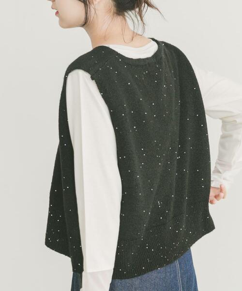 ITEMS URBANRESEARCH（アイテムズ アーバンリサーチ）の「スパンコールVネックニットベスト（ニット/セーター・レディース・ブラック/ブラウン/ホワイト・FREE）」の14枚目の写真