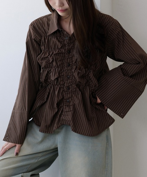 apres jour clair(アプレジュールクレア)の「【apres jour clair】シャーリングデザインシャツ(シャツ/ブラウス・レディース・アイボリー/ブラウン系その他/ベージュ・X-LARGE/フリー)」の2枚目の写真