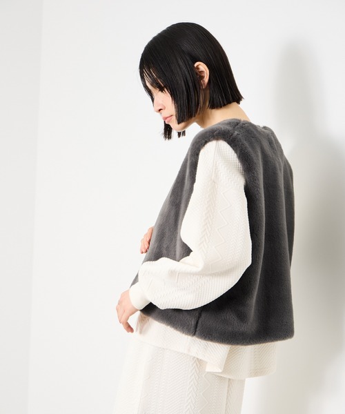 Mac-House(マックハウス)の「Idnes フェイクファーベスト(ベスト・レディース・ベージュ/ブラウン/チャコールグレー・M)」の15枚目の写真