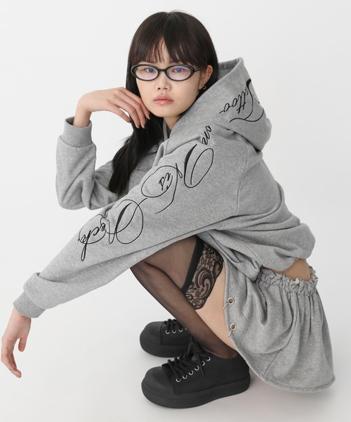 Heart Tattoo(ハートタトゥー)の「arm embroidery sweat hoodie / アーム刺繍スウェットフーディー(パーカー・レディース・グレー/ブラック・FREE)」の2枚目の写真