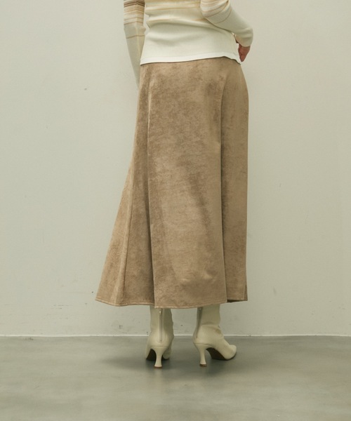 Lutim by u(ルチバイユー)の「Eco suede easy skirt / エコスエードイージースカート(スカート・レディース・ベージュ/ブラック・FREE)」の4枚目の写真
