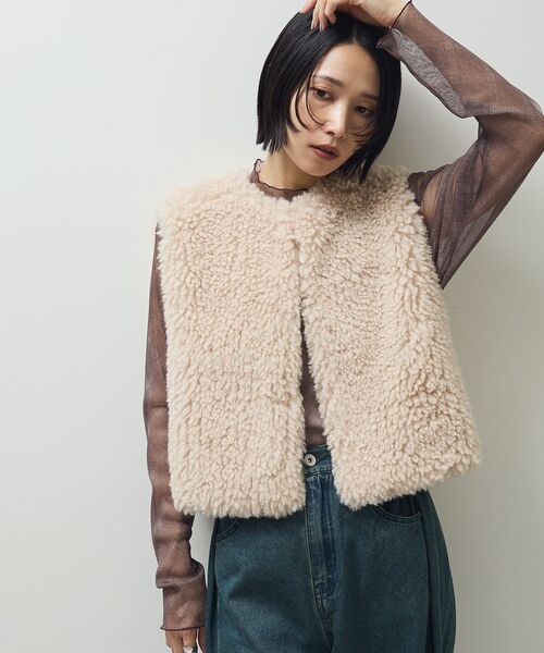 ELENCARE DUE（エレンカーレデュエ）の「・ELENCARE DUE シープファーベスト（ベスト・レディース・チャコールグレー/ライトベージュ/グレイッシュベージュ・FREE）」の2枚目の写真