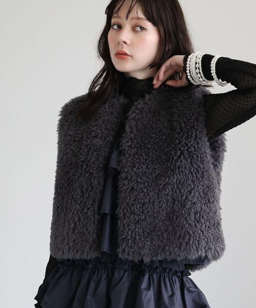 ELENCARE DUE（エレンカーレデュエ）の「・ELENCARE DUE シープファーベスト（ベスト・レディース・チャコールグレー/ライトベージュ/グレイッシュベージュ・FREE）」の18枚目の写真