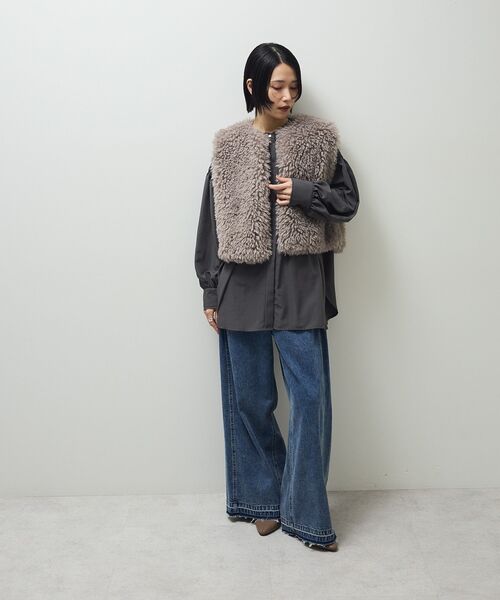 ELENCARE DUE（エレンカーレデュエ）の「・ELENCARE DUE シープファーベスト（ベスト・レディース・チャコールグレー/ライトベージュ/グレイッシュベージュ・FREE）」の20枚目の写真