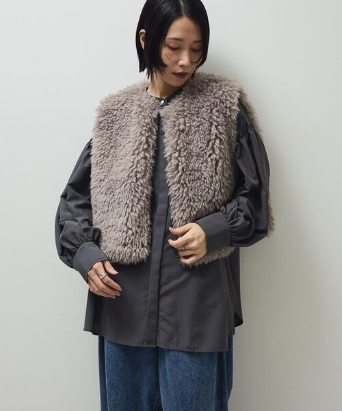 ELENCARE DUE（エレンカーレデュエ）の「・ELENCARE DUE シープファーベスト（ベスト・レディース・チャコールグレー/ライトベージュ/グレイッシュベージュ・FREE）」の22枚目の写真