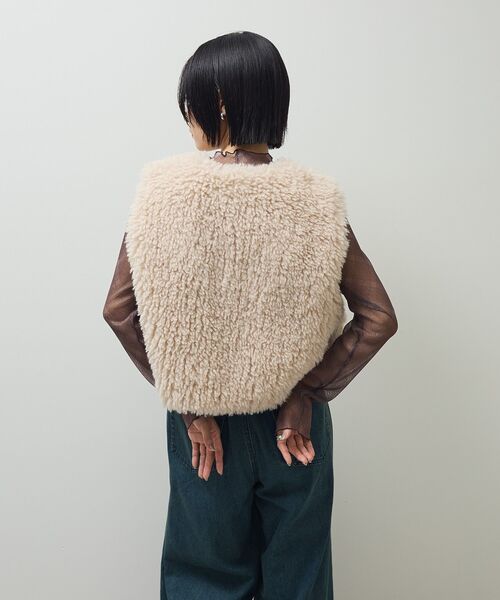 ELENCARE DUE（エレンカーレデュエ）の「・ELENCARE DUE シープファーベスト（ベスト・レディース・チャコールグレー/ライトベージュ/グレイッシュベージュ・FREE）」の4枚目の写真