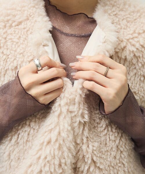 ELENCARE DUE（エレンカーレデュエ）の「・ELENCARE DUE シープファーベスト（ベスト・レディース・チャコールグレー/ライトベージュ/グレイッシュベージュ・FREE）」の6枚目の写真