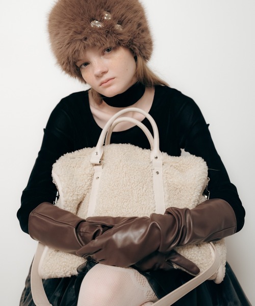 Carmelo（カーメロ）の「Poodle traveling bag / プードル ボア ボストンバッグ（ショルダーバッグ・レディース・アイボリー/ブラック・FREE）」の4枚目の写真