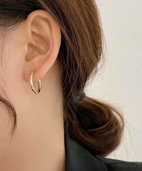tunee(チュニー)の「【446639】シンプルラウンドフープリングピアス(RZ)(ピアス(両耳用)・レディース・ゴールド/シルバー・SMALL/MEDIUM/LARGE)」の3枚目の写真