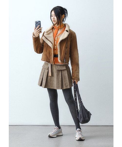 AVANDRESS(アバンドレス )の「POCKET MINI SUEDE PLEATS SKIRT KHAKI(スカート・レディース・カーキ・LARGE)」の2枚目の写真