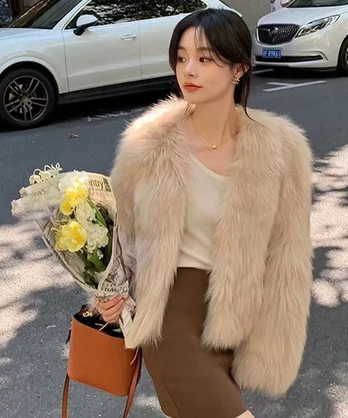 VIBGYOR（ヴィブジョー）の「【EIZZ/アイズ】ノーカラー フェイクファー クロップドコート（その他アウター・レディース・ピンク/アイボリー・FREE）」の2枚目の写真