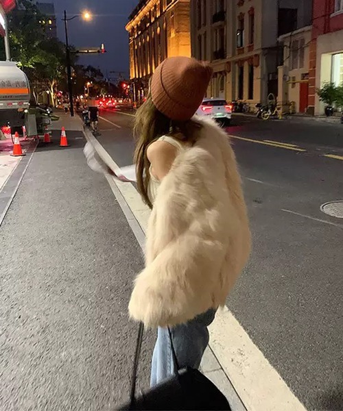 VIBGYOR（ヴィブジョー）の「【EIZZ/アイズ】ノーカラー フェイクファー クロップドコート（その他アウター・レディース・ピンク/アイボリー・FREE）」の6枚目の写真