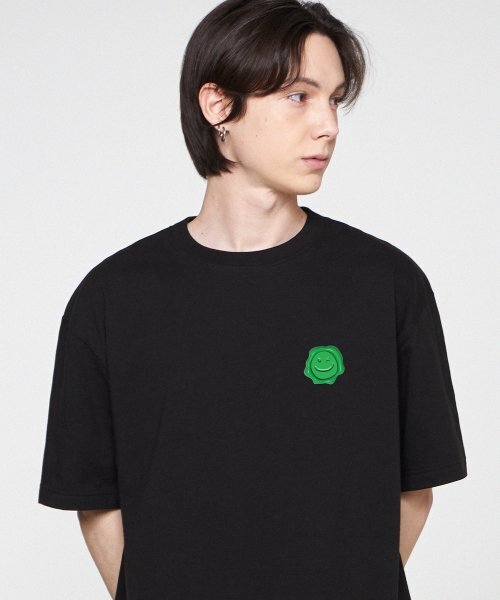 GRAVER（グレーバー）の「[ユニセックス]グリーンシーリングスモールドローイングスマイル半袖Tシャツ_ブラック（Tシャツ/カットソー・レディース・ブラック・SMALL/MEDIUM/LARGE）」の2枚目の写真