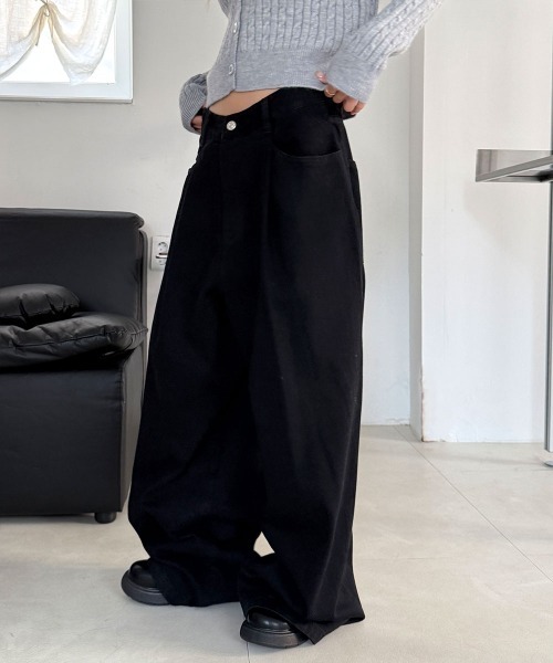 4INT.(フォイント)の「ピンタック オーバーシルエット デニム ワイド パンツ(デニムパンツ・レディース・ブルー/ブラック・S/L/M)」の5枚目の写真