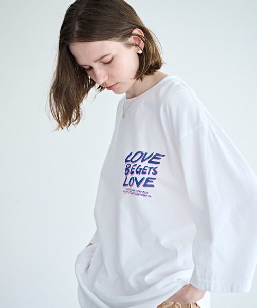 kha:ki（カーキ）の「「KHA:KI / カーキ」7th TEE -LOVE BEGETS LOVE-（Tシャツ/カットソー・レディース・ホワイト系5/ブラック/ホワイト系4・1）」の5枚目の写真
