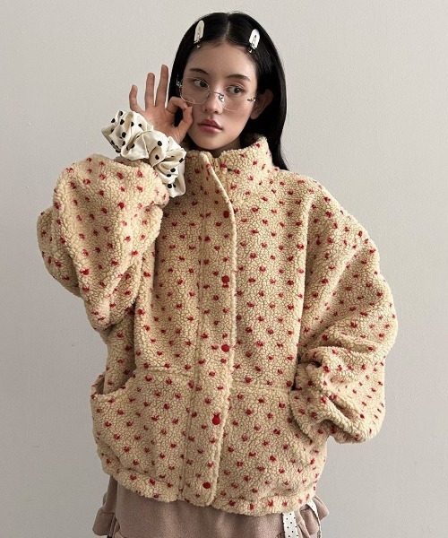 LAC-VERT（ラック・ヴェール）の「スタンドカラーハート柄ボアブルゾン（ブルゾン・レディース・ベージュ/チャコールグレー/アイボリー・FREE）」の2枚目の写真