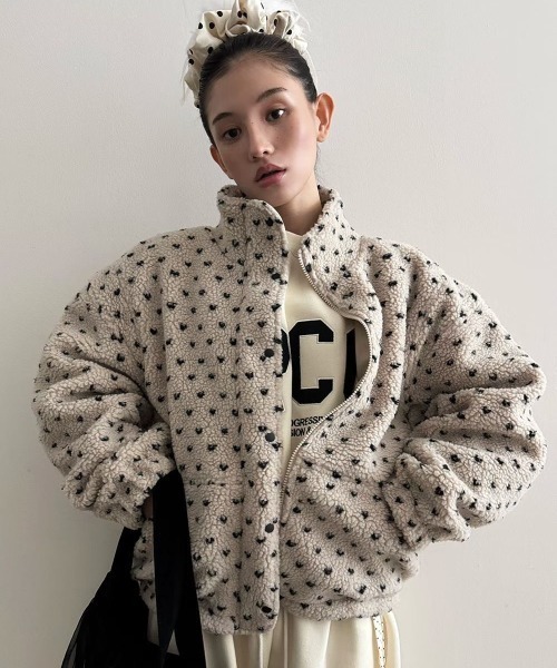 LAC-VERT（ラック・ヴェール）の「スタンドカラーハート柄ボアブルゾン（ブルゾン・レディース・ベージュ/チャコールグレー/アイボリー・FREE）」の3枚目の写真