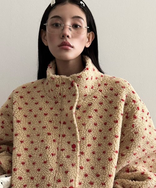 LAC-VERT（ラック・ヴェール）の「スタンドカラーハート柄ボアブルゾン（ブルゾン・レディース・ベージュ/チャコールグレー/アイボリー・FREE）」の8枚目の写真