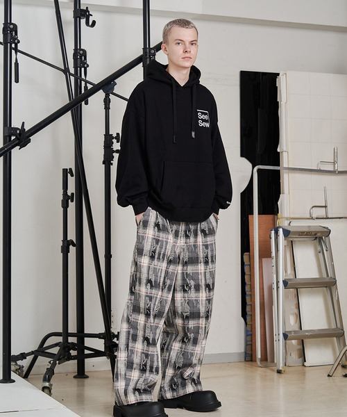 SeeSew（シーソー）の「【UNISEX】BOX LOGO HOODIE/ボックスロゴフーディ（パーカー・メンズ・ブラック/チャコールグレー/ブルー/ピンク・M/L）」の5枚目の写真