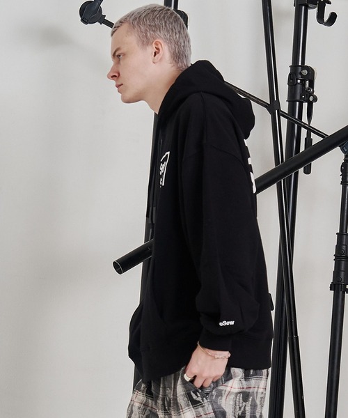 SeeSew（シーソー）の「【UNISEX】BOX LOGO HOODIE/ボックスロゴフーディ（パーカー・メンズ・ブラック/チャコールグレー/ブルー/ピンク・M/L）」の8枚目の写真