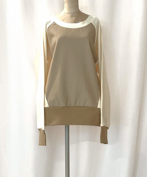 Q（キュー）の「フェイクレザープルオーバー（スウェット・レディース・カーキ/ベージュ・MEDIUM）」の6枚目の写真