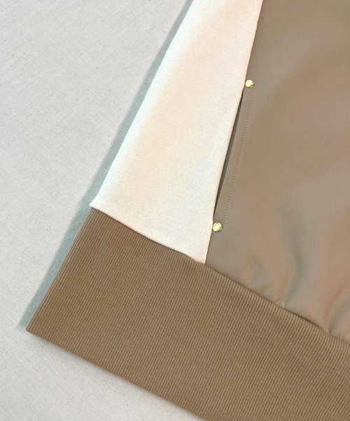 Q（キュー）の「フェイクレザープルオーバー（スウェット・レディース・カーキ/ベージュ・MEDIUM）」の11枚目の写真