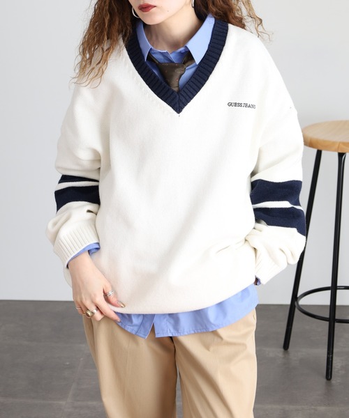 GUESS JEANS(ゲスジーンズ)の「GUESS JEANS ウール Vネックニットセーター(ニット/セーター・レディース・ブラック/クリーム・XS/S/M/L)」の1枚目の写真