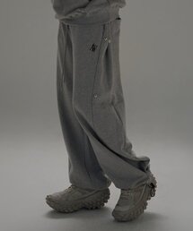 ATTENTIONROW（アテンションロー）の「AWロゴサイドスナップワイドフィットトレーニングパンツ（グレー）（スウェットパンツ）」