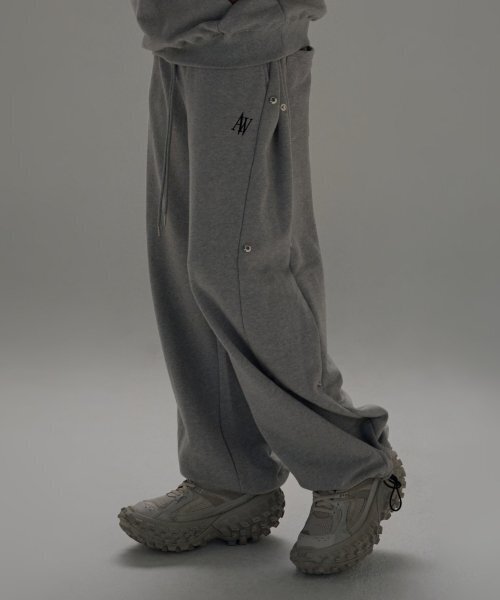 22FW01AWM22 AWロゴサイドスナップワイドフィットトレーニングパンツ（グレー）