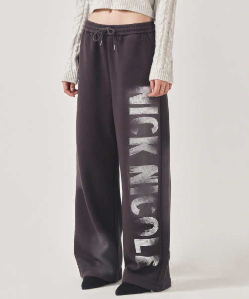 NICK&NICOLE（ニックアンドニコール）の「GRADATION LOGO SWEAT STRING PANTS_CHARCOAL（スウェットパンツ・レディース・その他・FREE）」の2枚目の写真