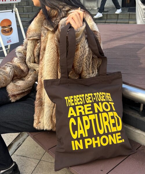 WHO'S WHO gallery（フーズフーギャラリー）の「【WEB限定】メッセージロゴトートバッグ（トートバッグ・レディース・ブラック/グリーン/ダークブラウン/ネイビー/イエロー/ブラック系その他/レッド・FREE）」の4枚目の写真