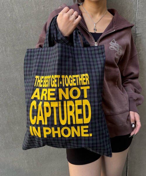 WHO'S WHO gallery（フーズフーギャラリー）の「【WEB限定】メッセージロゴトートバッグ（トートバッグ・レディース・ブラック/グリーン/ダークブラウン/ネイビー/イエロー/ブラック系その他/レッド・FREE）」の5枚目の写真