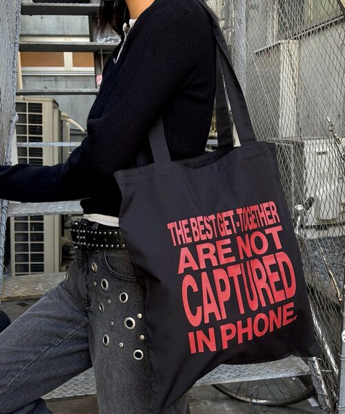 WHO'S WHO gallery（フーズフーギャラリー）の「【WEB限定】メッセージロゴトートバッグ（トートバッグ・レディース・ブラック/グリーン/ダークブラウン/ネイビー/イエロー/ブラック系その他/レッド・FREE）」の2枚目の写真