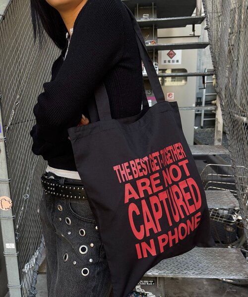 WHO'S WHO gallery（フーズフーギャラリー）の「【WEB限定】メッセージロゴトートバッグ（トートバッグ・レディース・ブラック/グリーン/ダークブラウン/ネイビー/イエロー/ブラック系その他/レッド・FREE）」の8枚目の写真