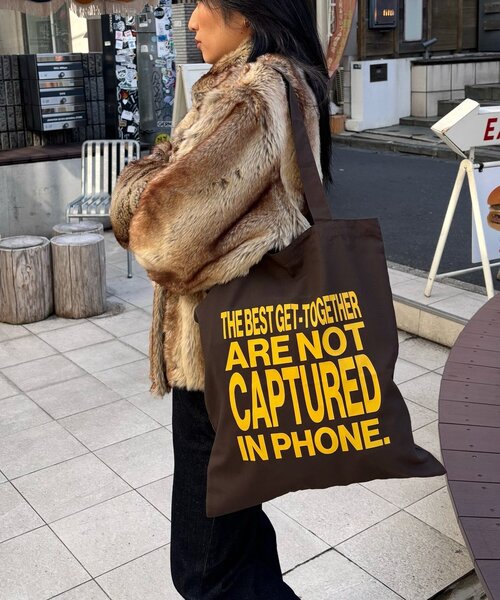 WHO'S WHO gallery（フーズフーギャラリー）の「【WEB限定】メッセージロゴトートバッグ（トートバッグ・レディース・ブラック/グリーン/ダークブラウン/ネイビー/イエロー/ブラック系その他/レッド・FREE）」の10枚目の写真